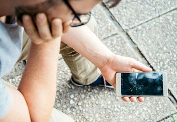 اهمیت شیشه‌ محافظ در خرید گوشی‌های اقتصادی: مهمترین نکاتی که باید بدانید