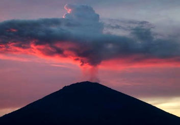 فعالیت مجدد آتشفشان آگونگ در جزیره بالی مشکل ساز شد!